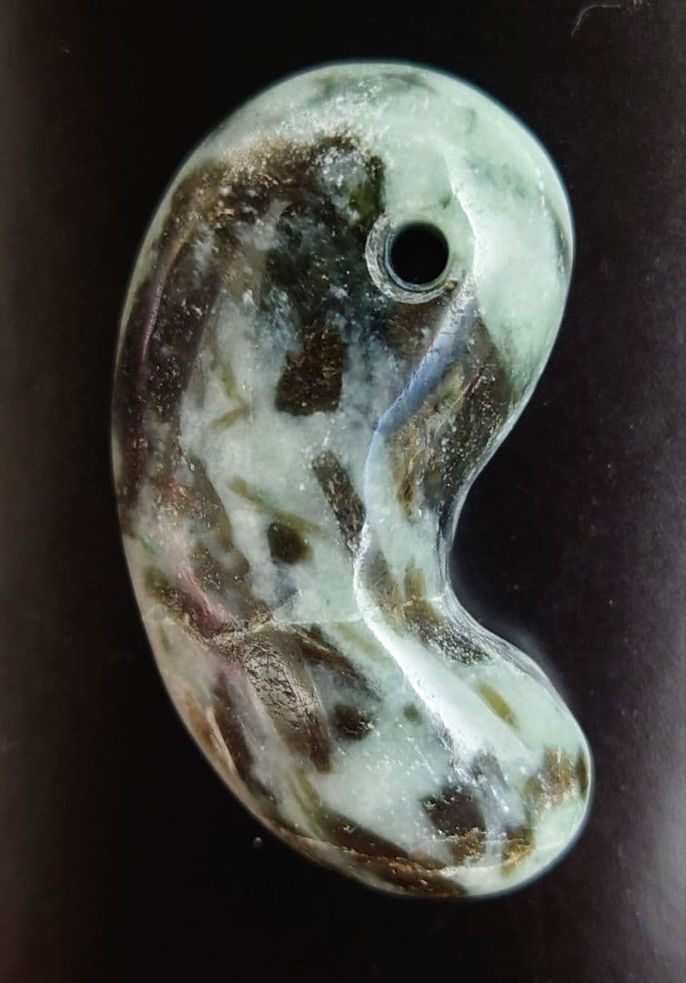 糸魚川翡翠　勾玉　超特大