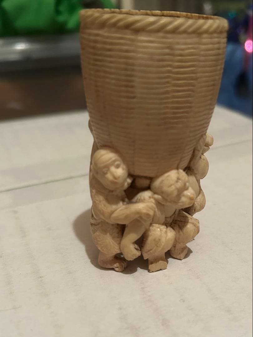 猿の置物　担桶モチーフ 縁起物 精巧彫刻 牙素材