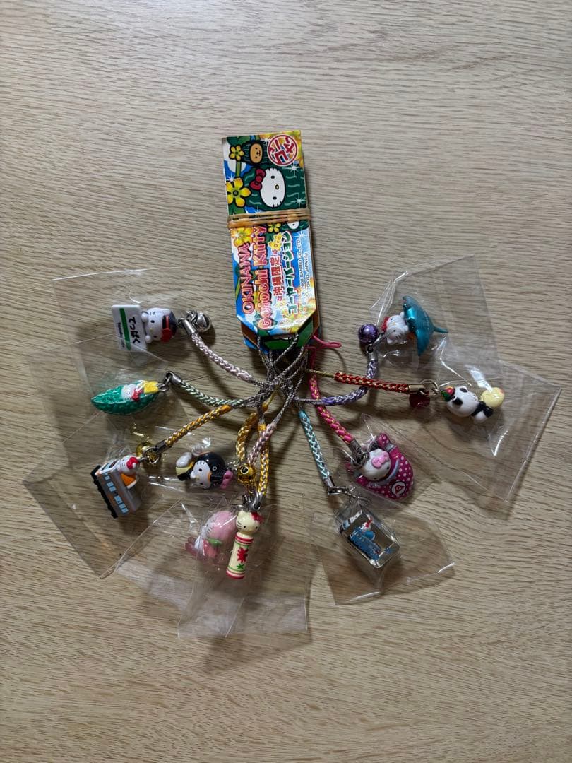 ご当地キティ　根付け75点まとめ売り