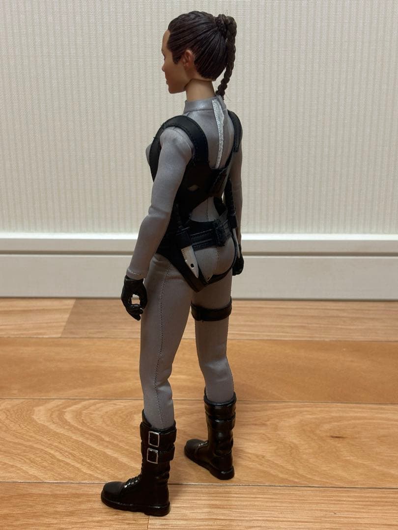 1/6 トゥームレイダー ララ・クロフト フィギュア