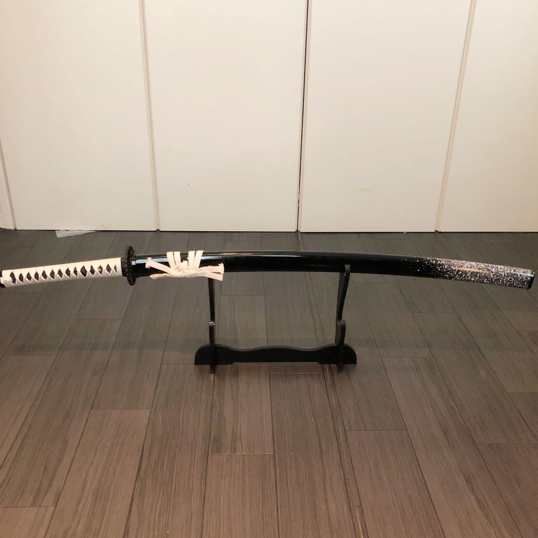 高級模造刀　高級居合刀　菊一文字拵え　黒鞘白飛沫　優勢刃紋刀身　白拵え