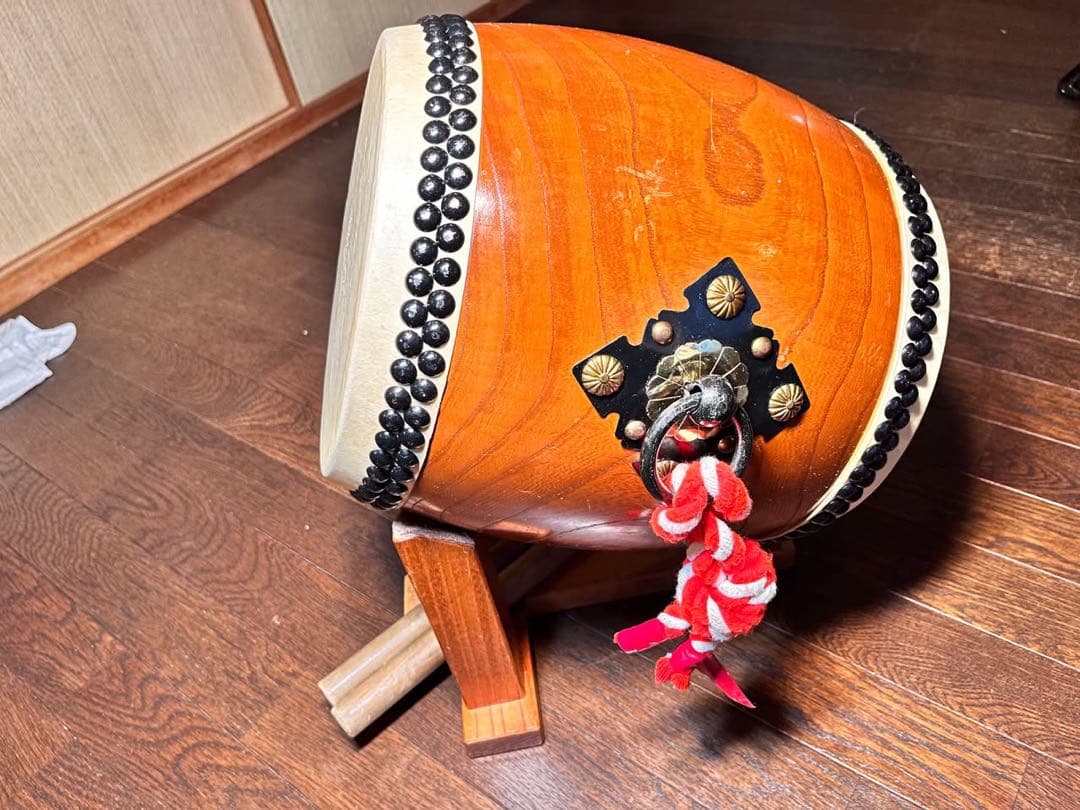 杉浦太鼓店 / 特注 宮太鼓（鋲打太鼓）国産牛皮・国産欅胴・バチ・特注台座付き
