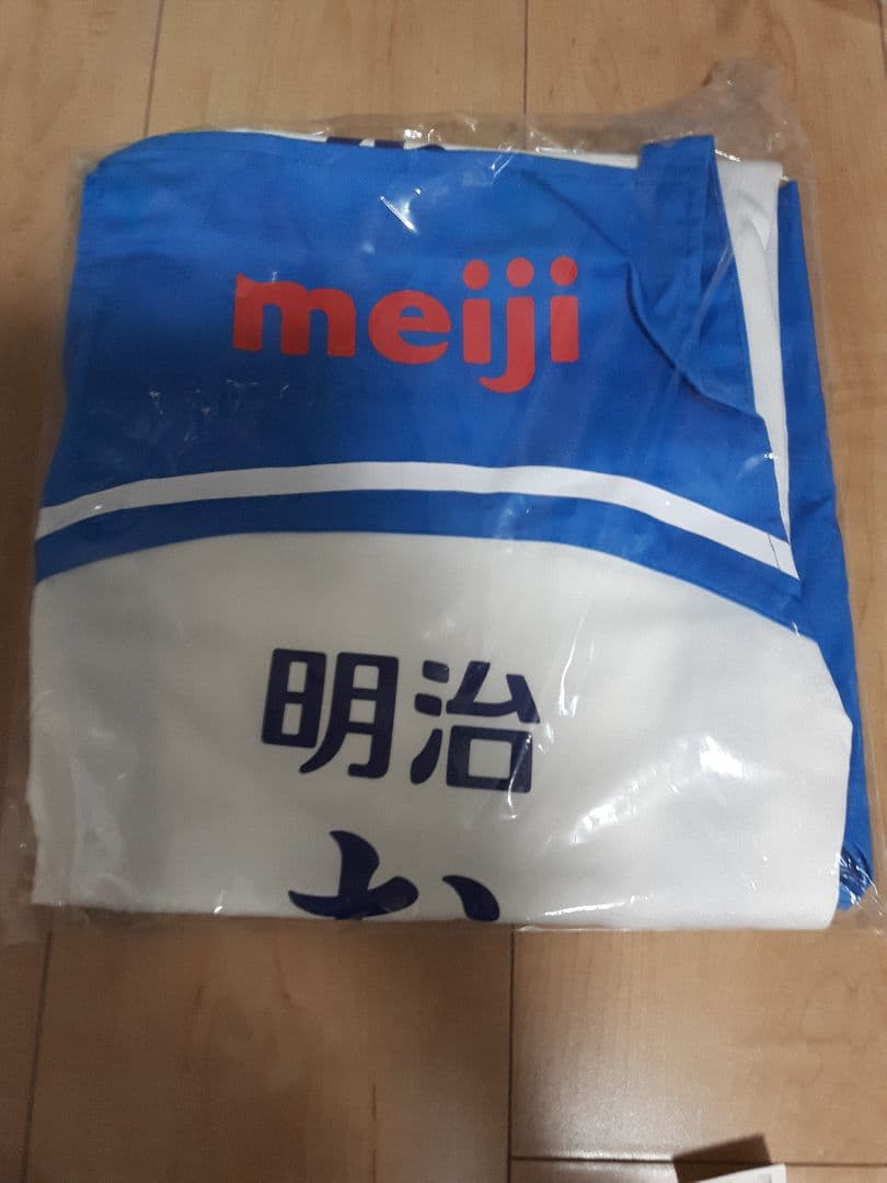新品、未開封　美味しい牛乳　エプロンとバンダナ