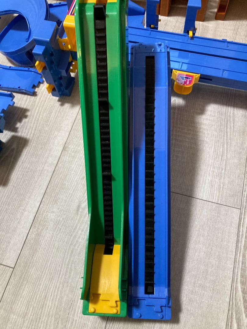 トミカ どうろセット３種類＋橋脚・どうろ等30点以上追加