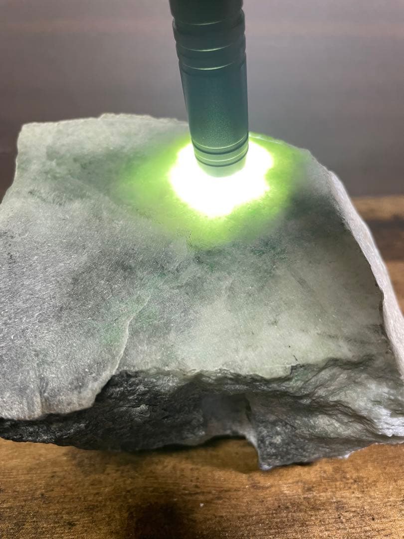 約2300g 糸魚川 翡翠 良質 緑黒