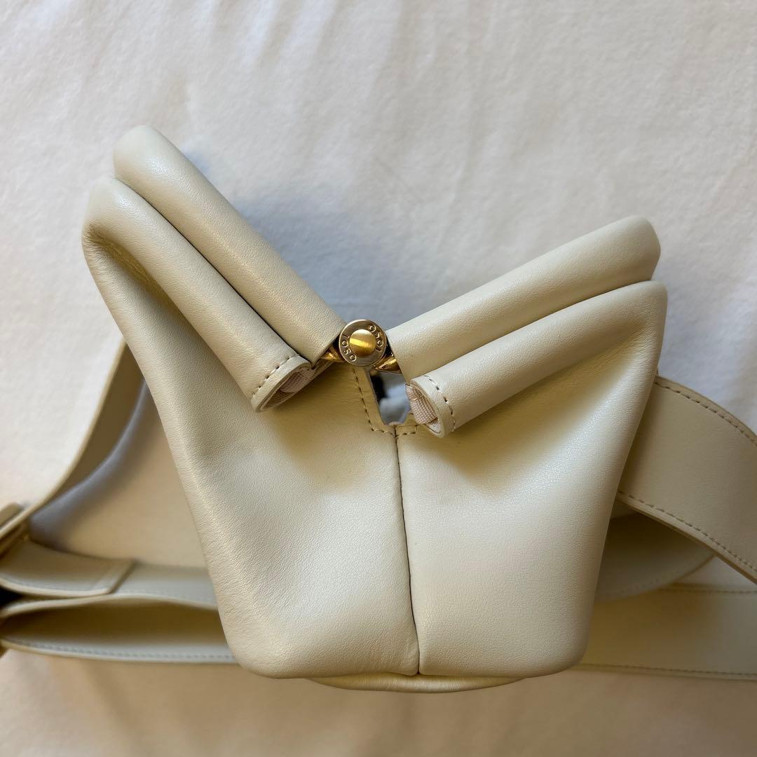 【美品】OSOIアイボリー レザー ボディバッグ
