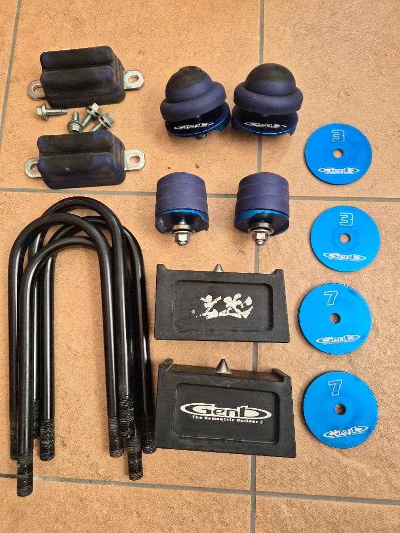 ハイエース　美品玄武2.5インチブロックUボルト付き　バンプセット