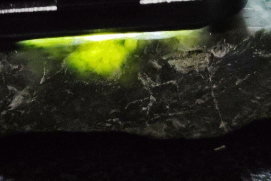 ★翡翠原石★糸魚川硬玉【姫川・川ズレ・カット磨き❶322ｇ】