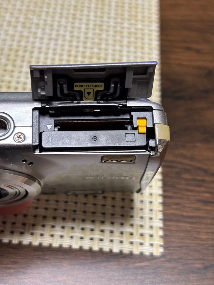 動作OK コンデジ FUJIFILM FINEPIX F70EXR 充電器付き