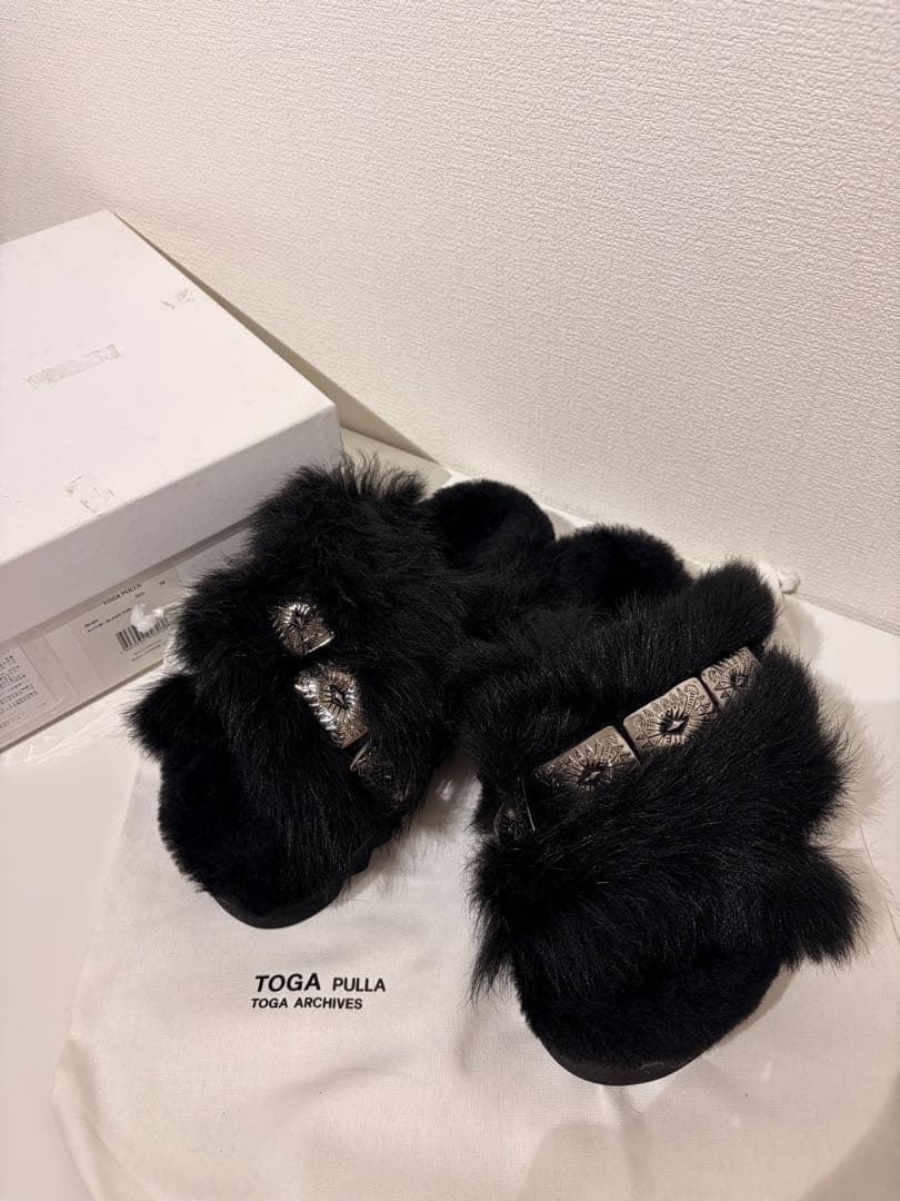 TOGA PULLA トーガ ファー スタッズ シルバーポリッド　サンダル