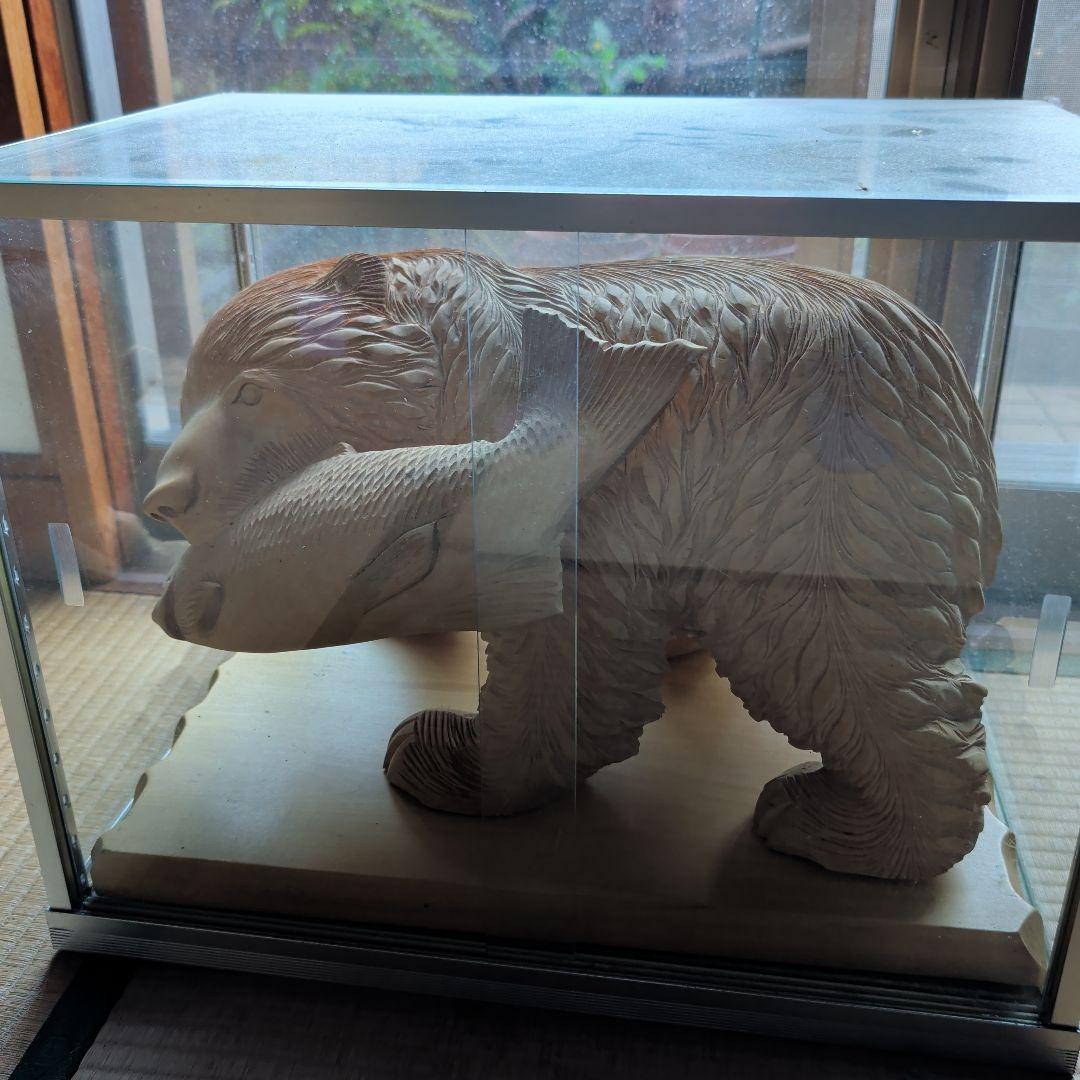 木製クマ彫刻 魚を持つ
