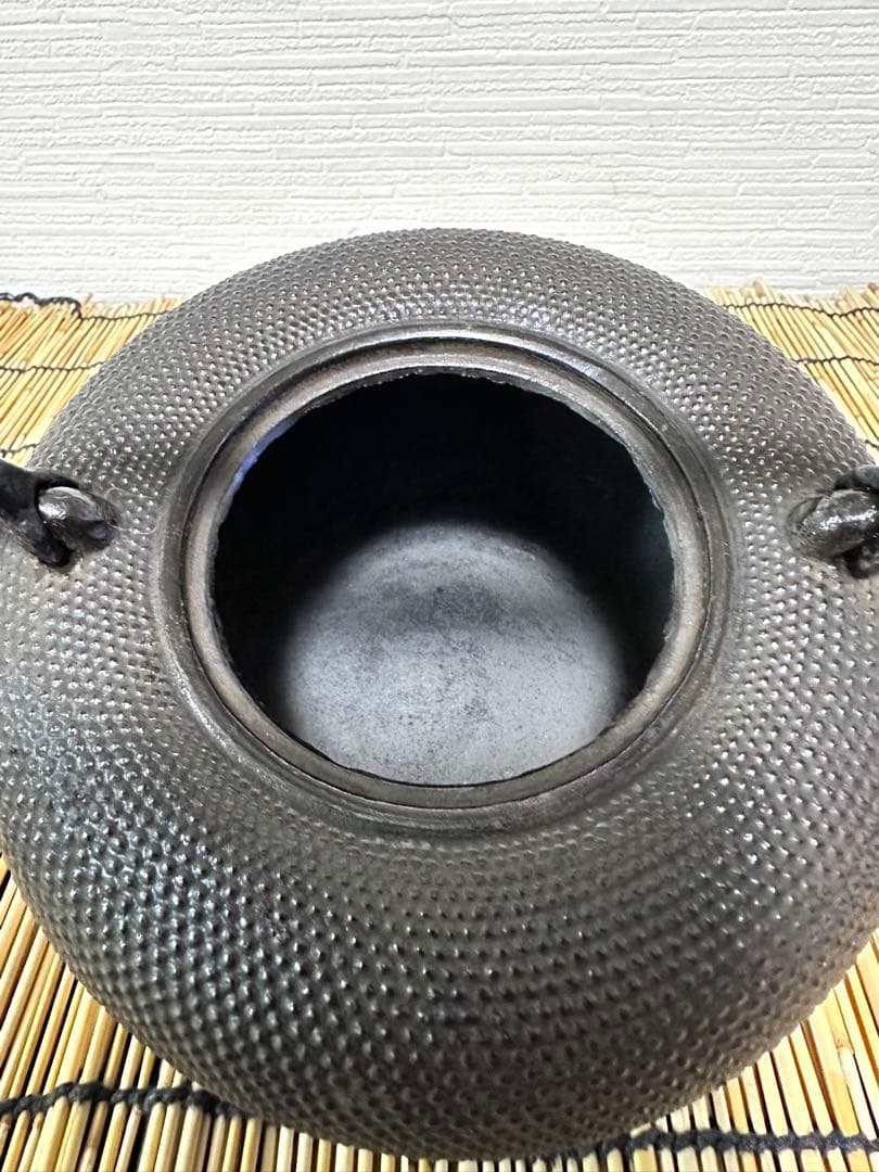 未使用品　南部盛岡東文堂造　１０型姥口アラレ　南部鉄瓶　南部鉄器　鉄瓶