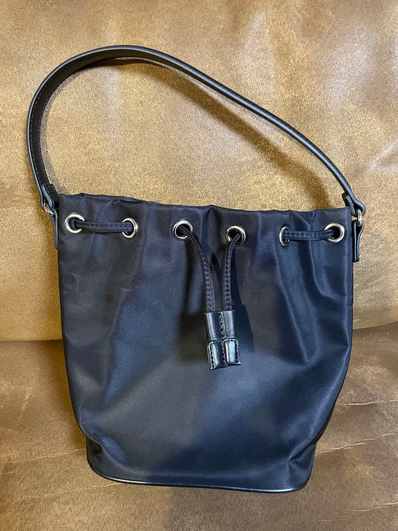 ブラック巾着型ハンドバッグ　uniqute ユニキュート　ナイロン　日本製