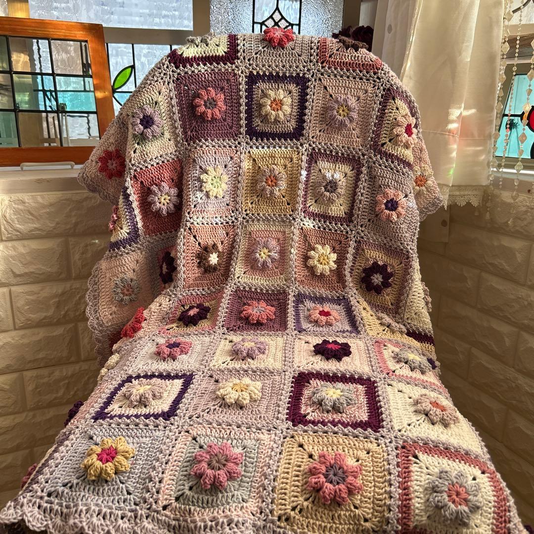 ぷっくり。お花モチーフ編み　グラニースクエア　ブランケット　マルチカバー