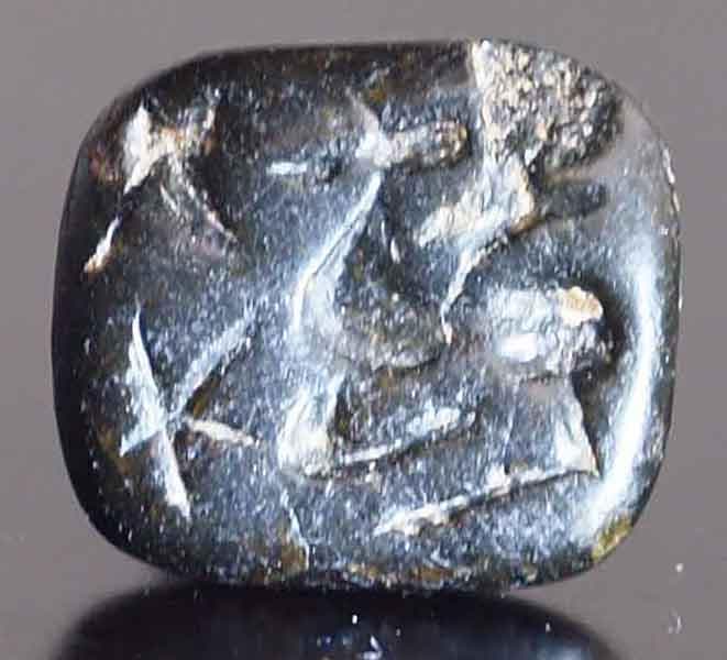 艶のある角型黒曜石に星と鹿を刻む、孔と取っ手付きスタンプ印章　古代近東印章事情