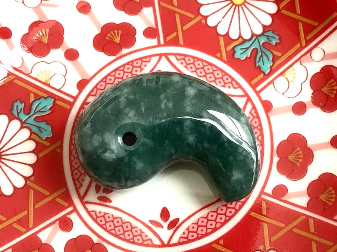 本物の雪にて✳ premium一流の勾玉‼️格上の糸魚川翡翠‼️味身色合い抜群　鑑別