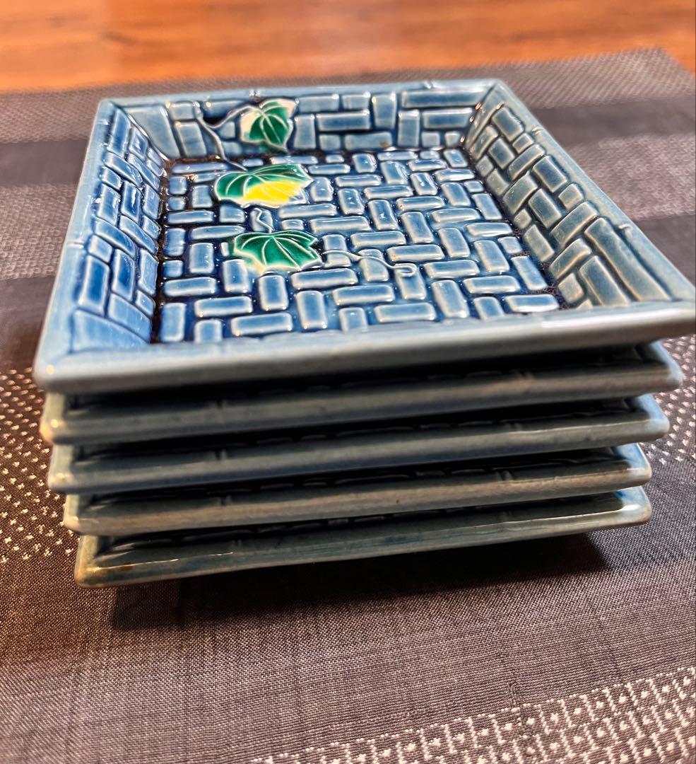 珉平焼 瑠璃釉 小皿 角皿 青 網代文に蔦 豆皿 淡路焼・アンティーク・美術品