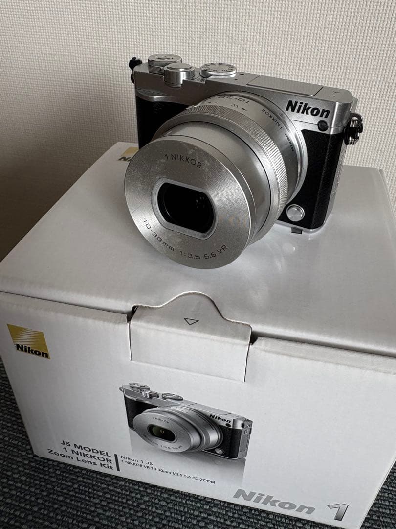 Nikon 1 J5 Zoom Lens Kit. 付属品あり