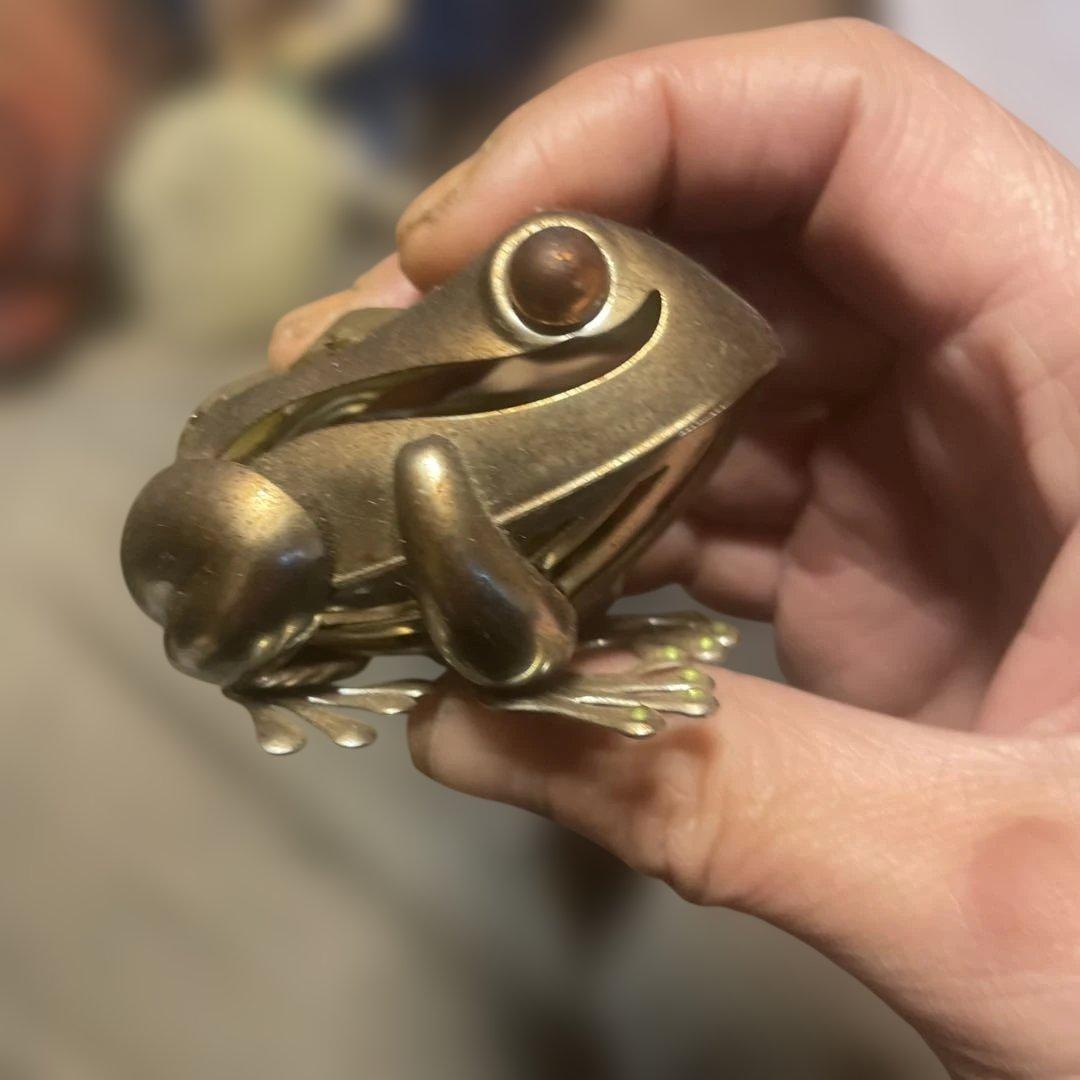 金属製カエルフィギュア