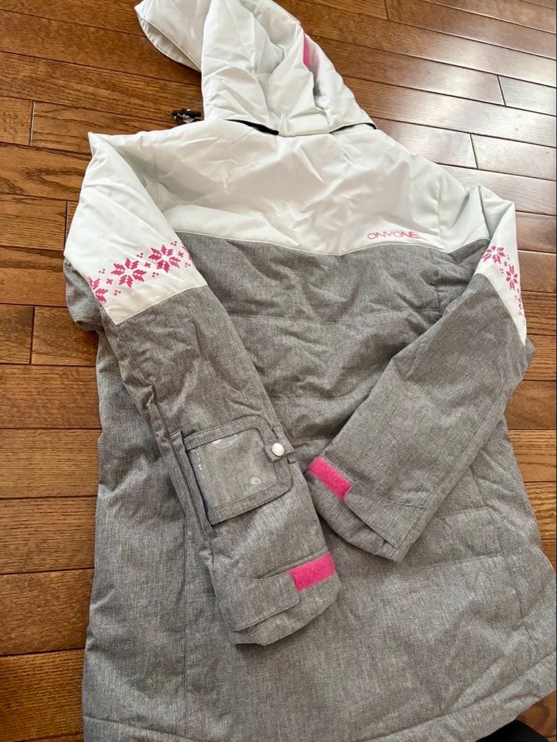 ONYONEスキーウエア(レディース)Lサイズ【スキーグローブ付き】