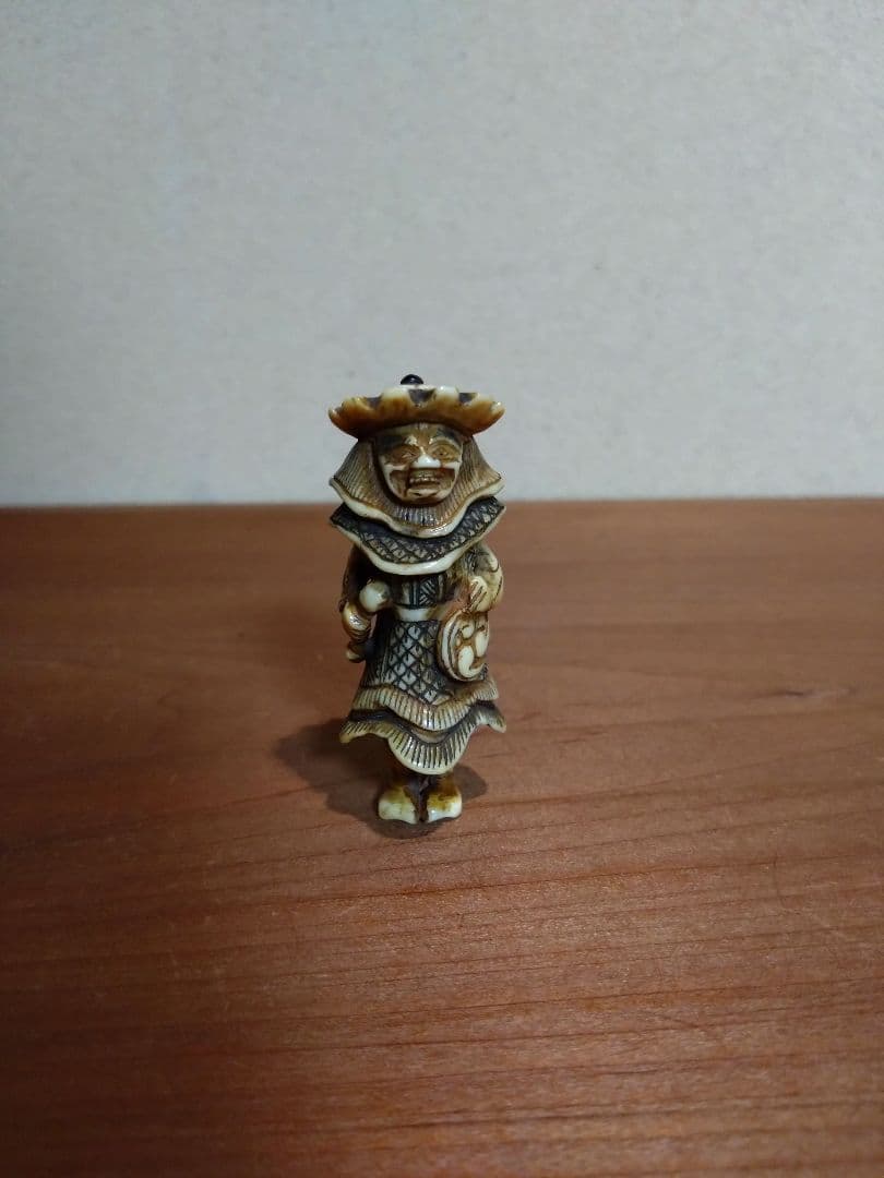 鹿角製 小太鼓を持つ韃靼人 根付 南蛮人 ダッタン人