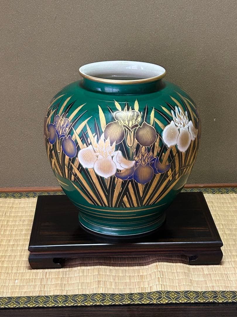 九谷焼　玉娘作　花菖蒲文　壺　共箱付き
