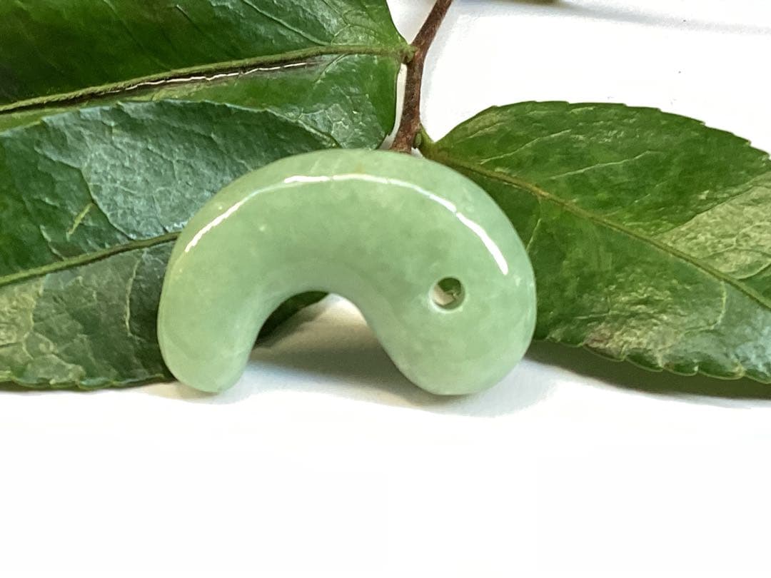 ✳1点特別安価卸し値段‼️ 緑色の糸魚川翡翠　外部鑑別書付　本物ジェダイト勾玉