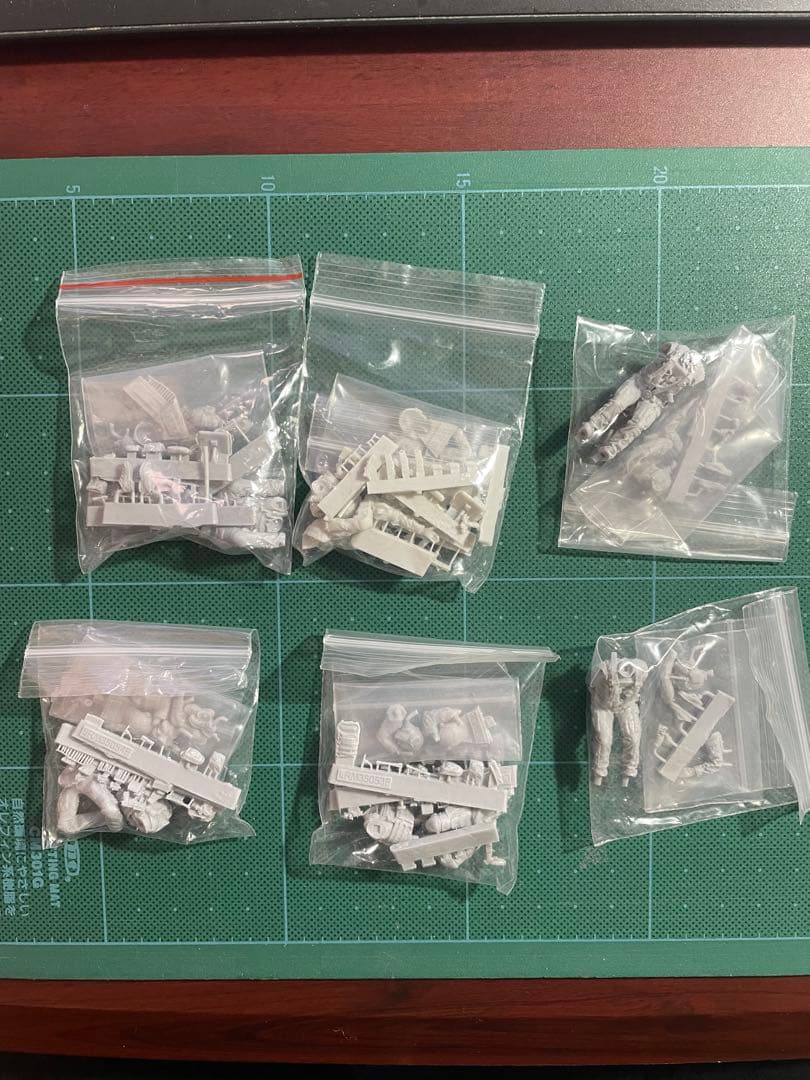 AH-6J/MH-6J 1/35スケールモデル/フィギュア6体付