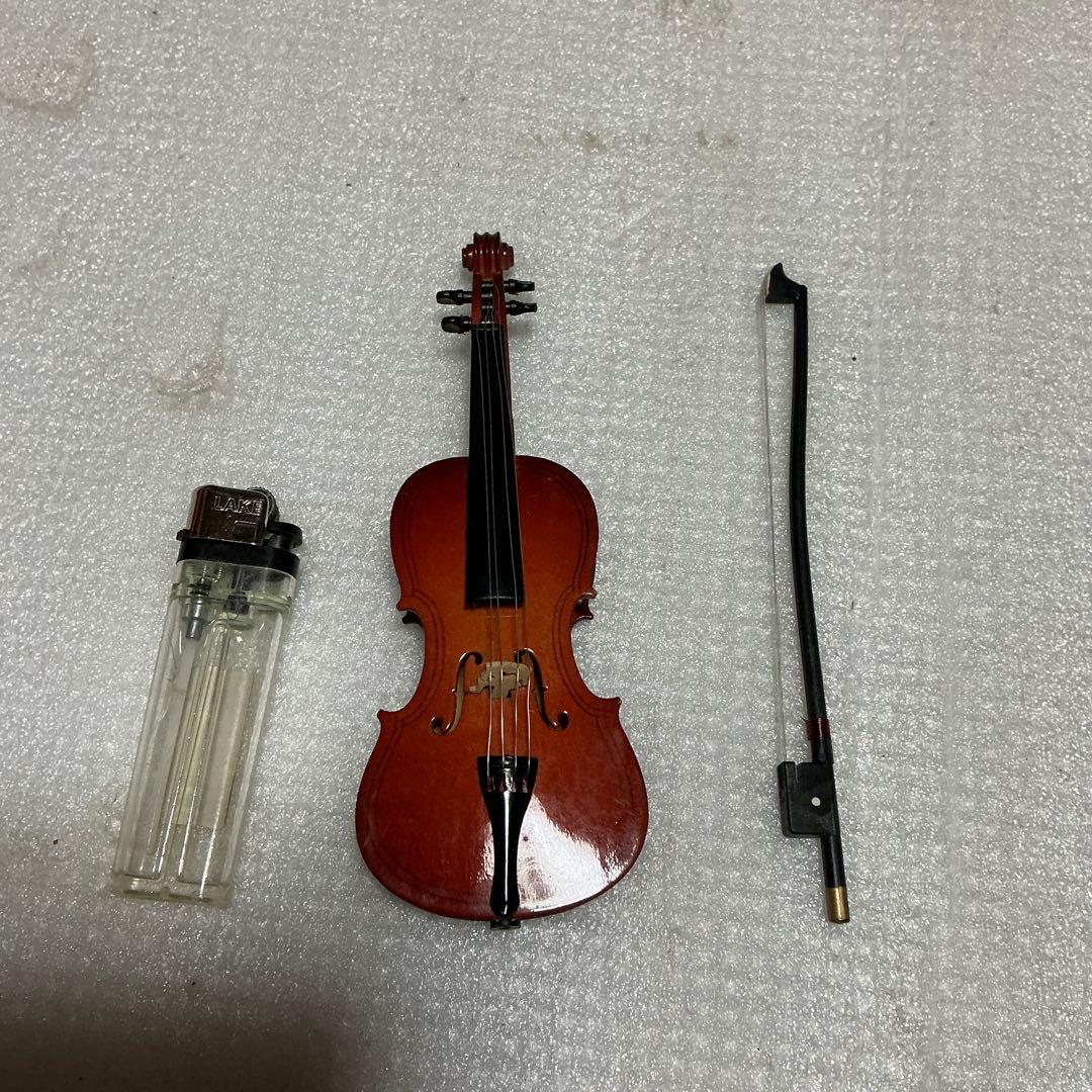 ミニチュア楽器、音は鳴らないディスプレイとなります。【ケース付き】。