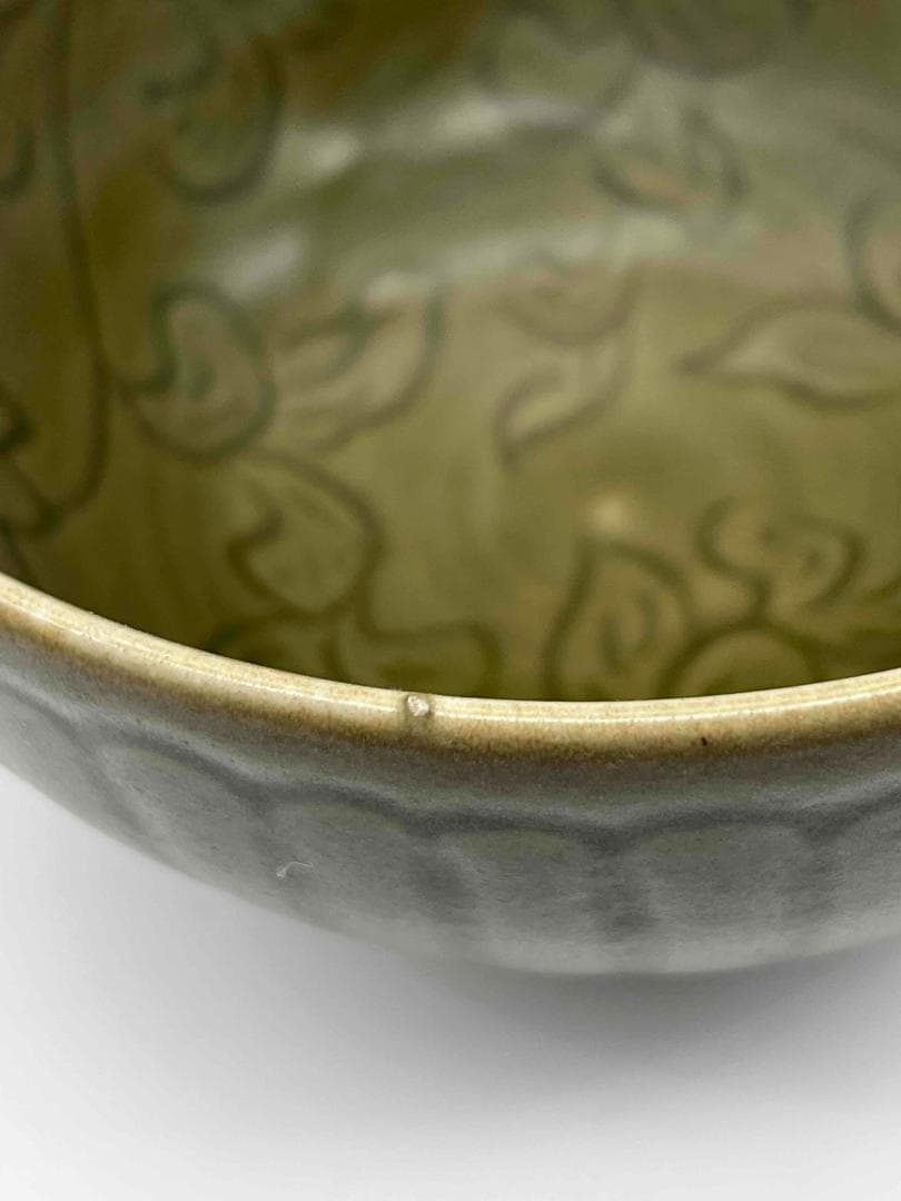 元時代から明時代　青磁刻花卉文茶碗　龍泉窯　唐物　古賞物　(C-65)