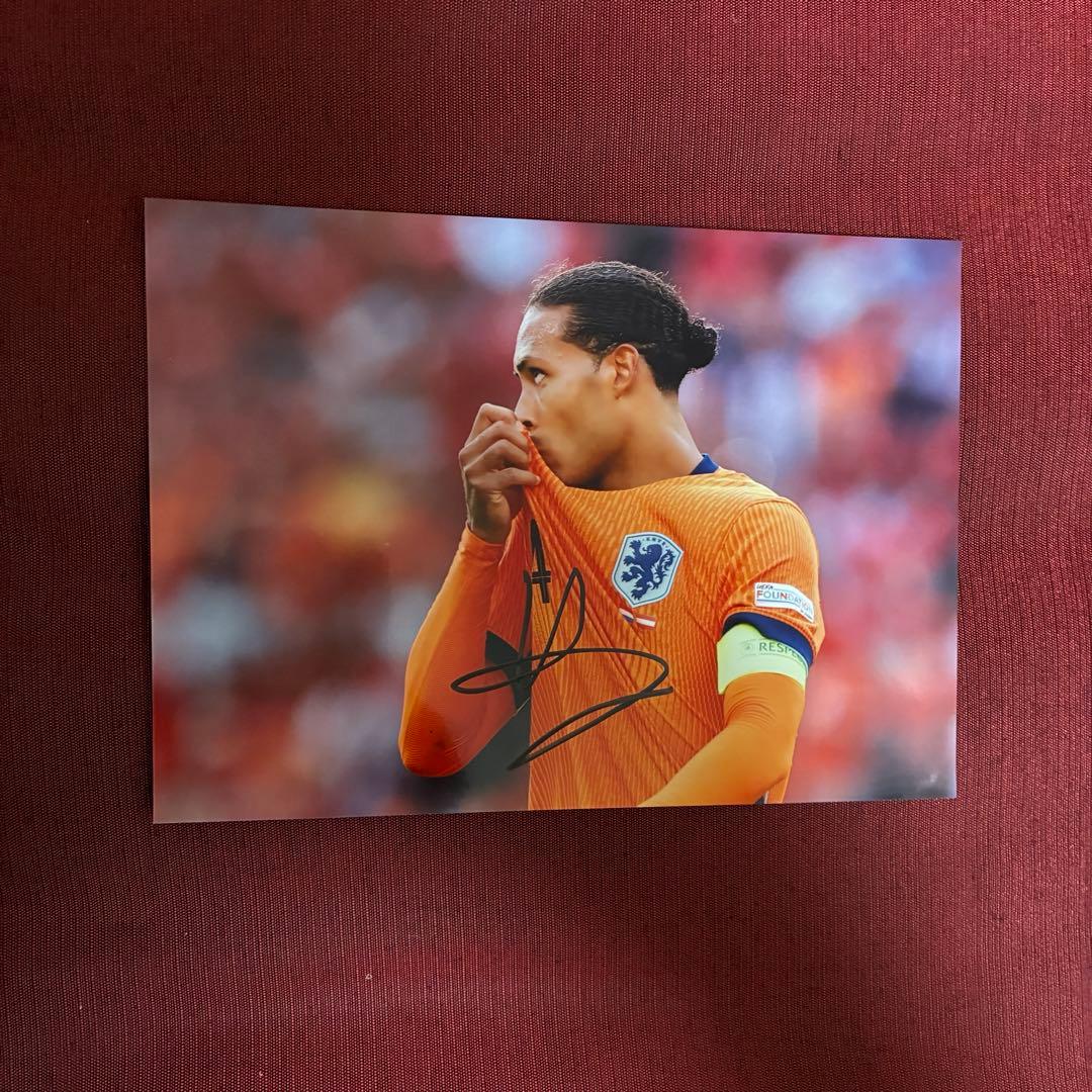 リバプール　ファンダイク　直筆サイン入り写真　2L版サイズ