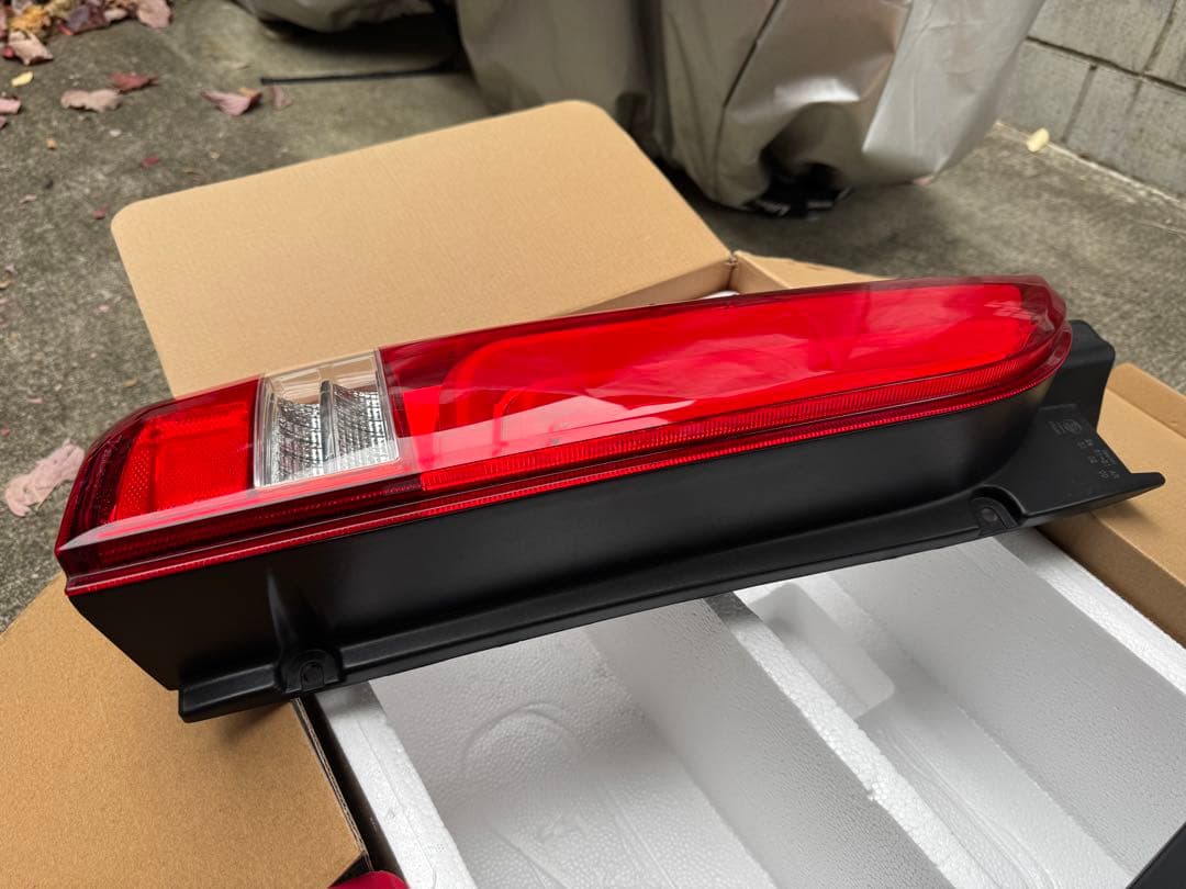 バレンティ ジュエルLEDテールランプREVO TYPE3 ハイエース