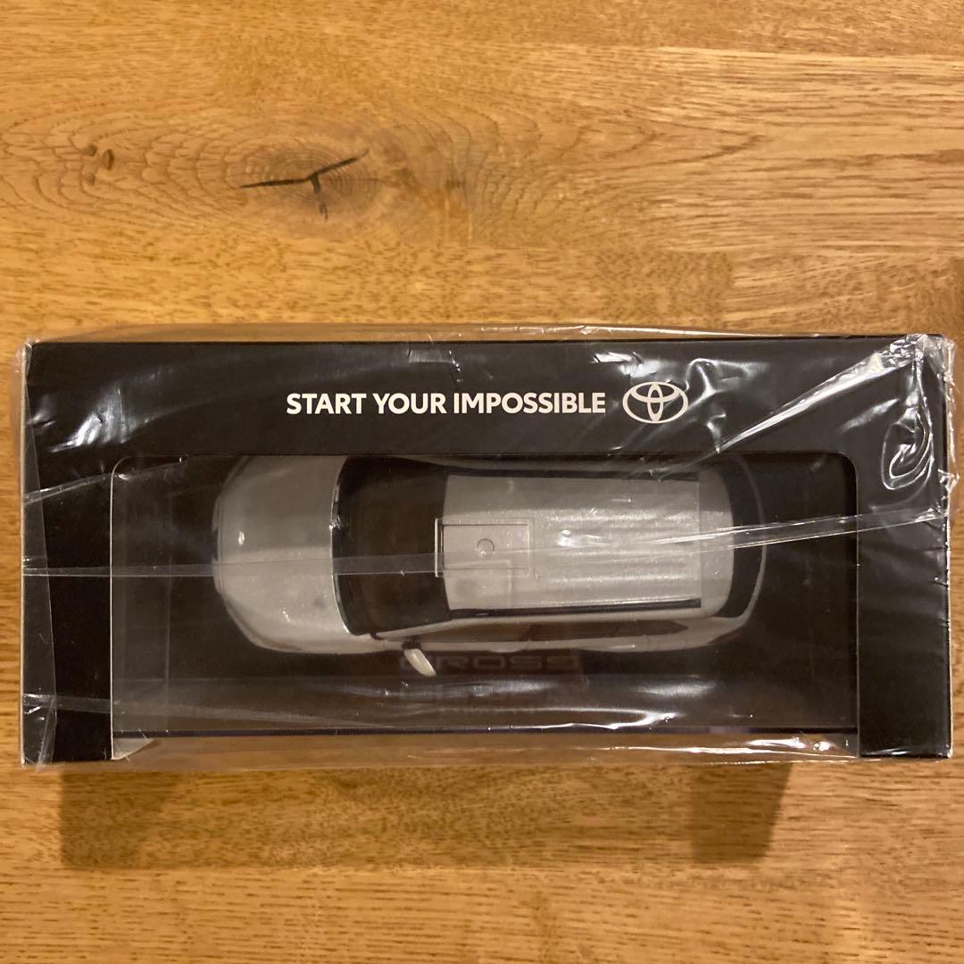 カローラクロス　ミニカー　1/30スケール　プラチナホワイトパールマイカ