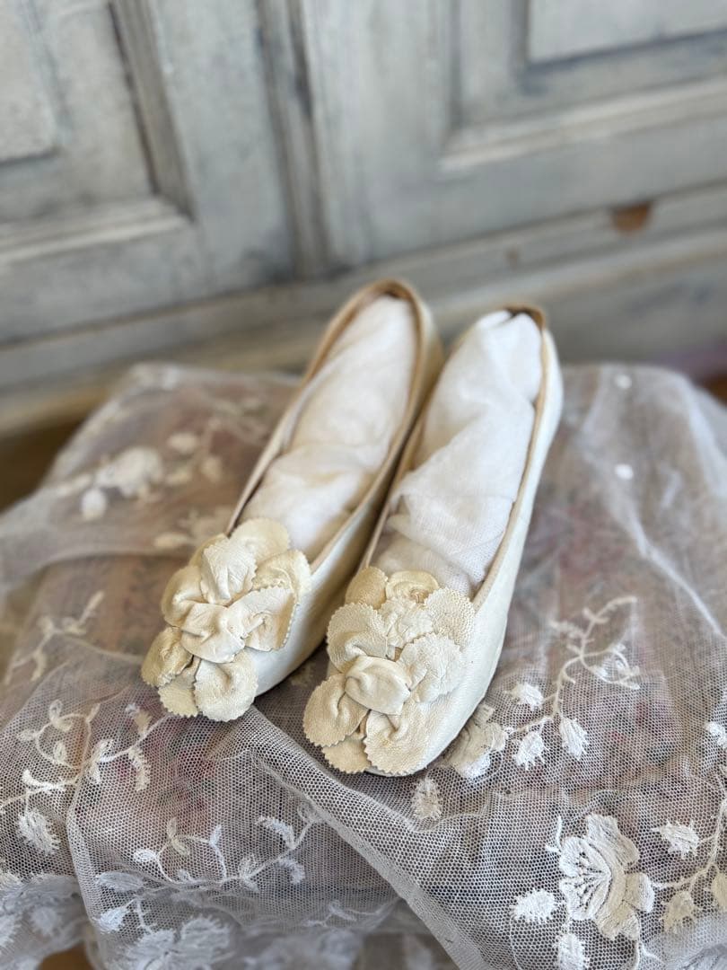 フランスアンティークレアな女の子用フリルの花飾りが可愛いレザーシューズ