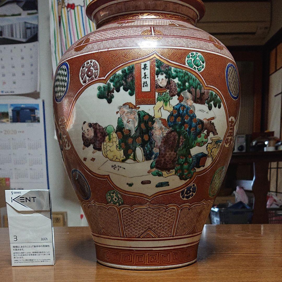 九谷焼のツボです、手の込んだ絵が特長です。