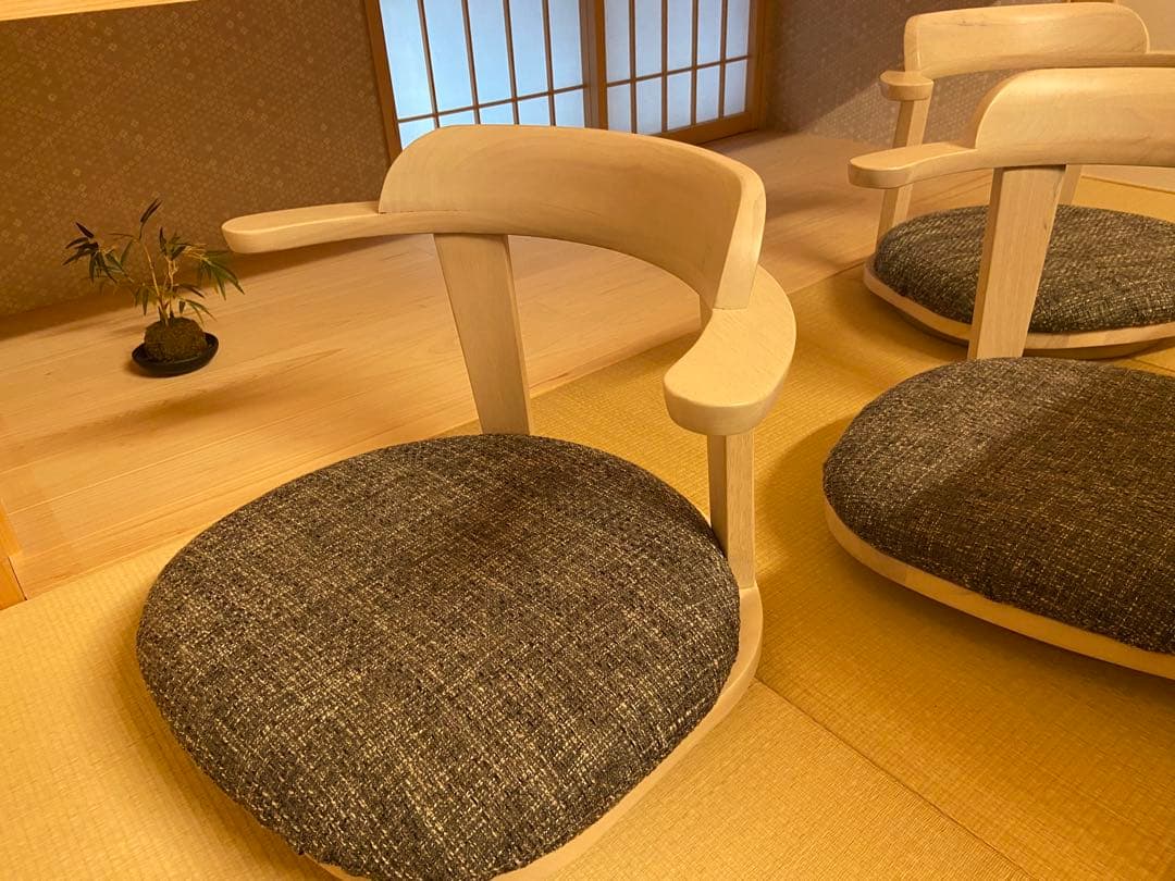 オシャレな回転座椅子　4脚　人気の白系