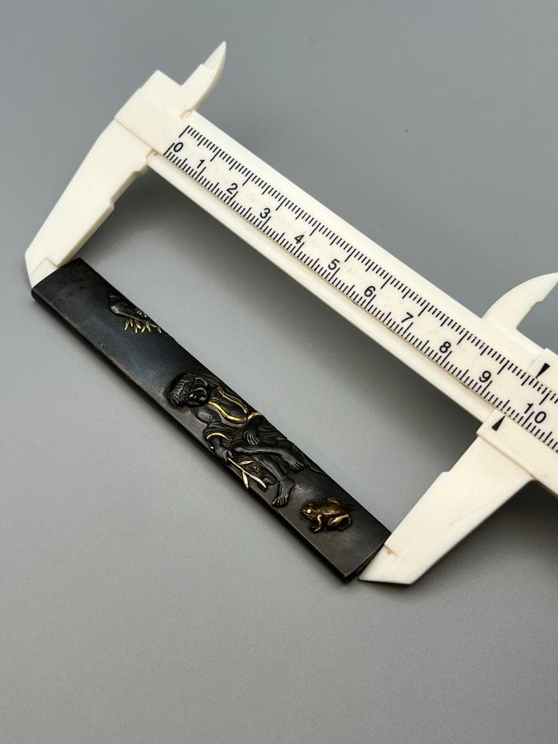 刀装具 劉海戲金蟾図小柄 勝寿在銘 四分一地 鋤出高彫 金銀象嵌色絵 化粧箱