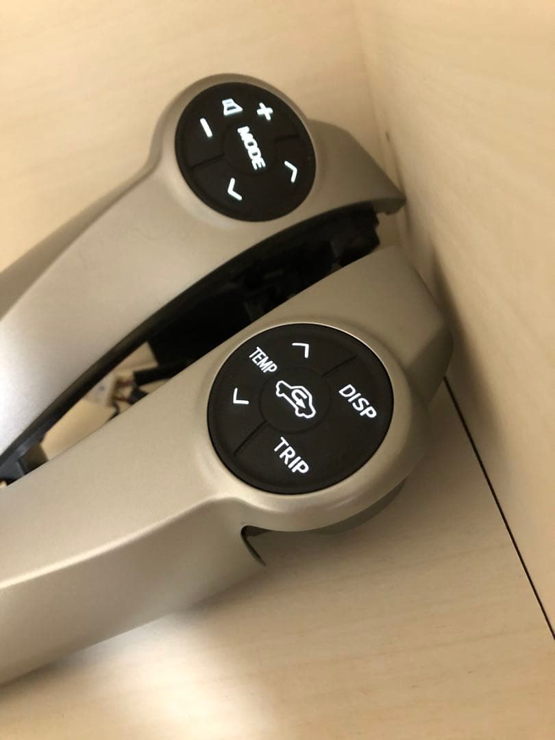 ZVW30 プリウス　後期　ステアリングスイッチ　LED打ち替え済み no3