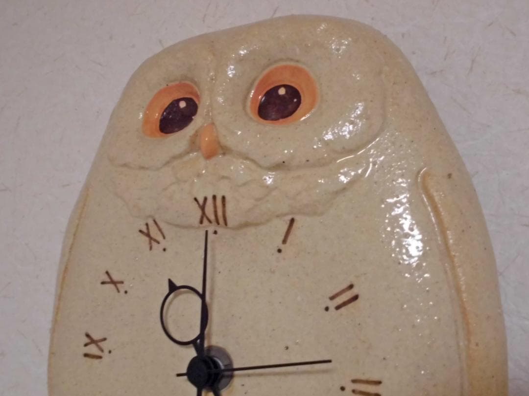 美濃焼　愛嬌のある陶器のふくろうの掛け時計　陶器のインテリア時計