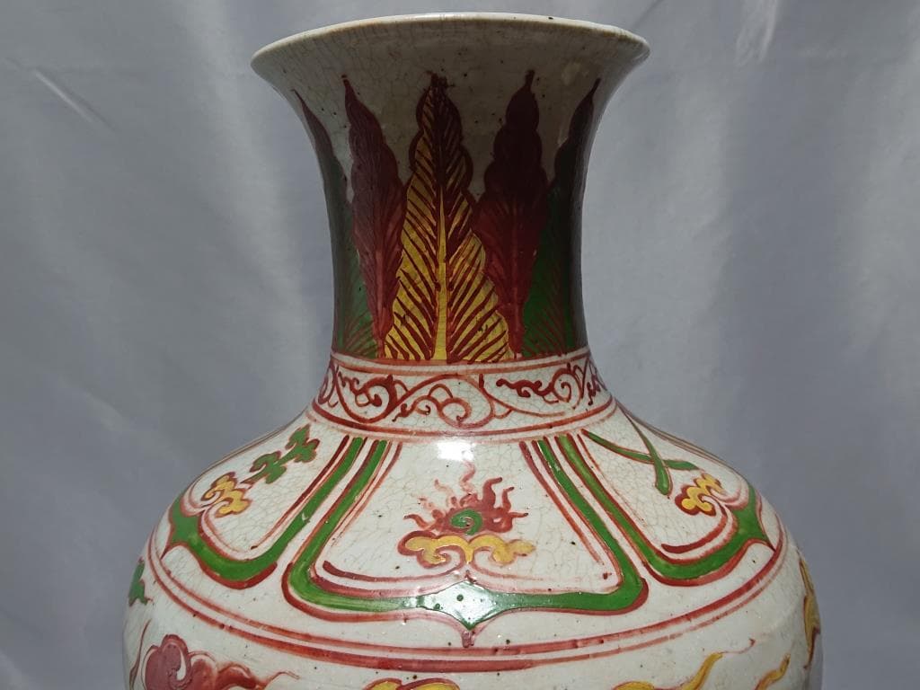 コレクター収集品　中国　明時代　五彩色絵　龍文大瓶　高さ36.8cm