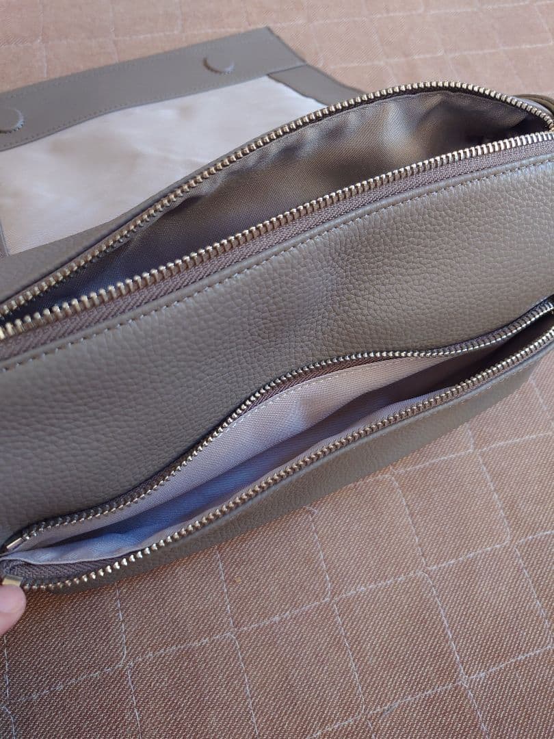 BEARDSLEY レザーボディバッグ　TAUPE