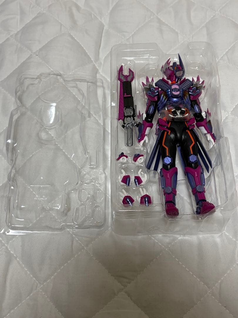 仮面ライダーガッチャード　マジェード　ヴァルバラド　フィギュアーツ