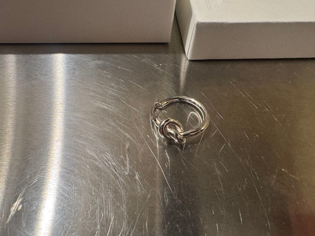 ※片耳のみセリーヌピアス　ノットスモールフープ