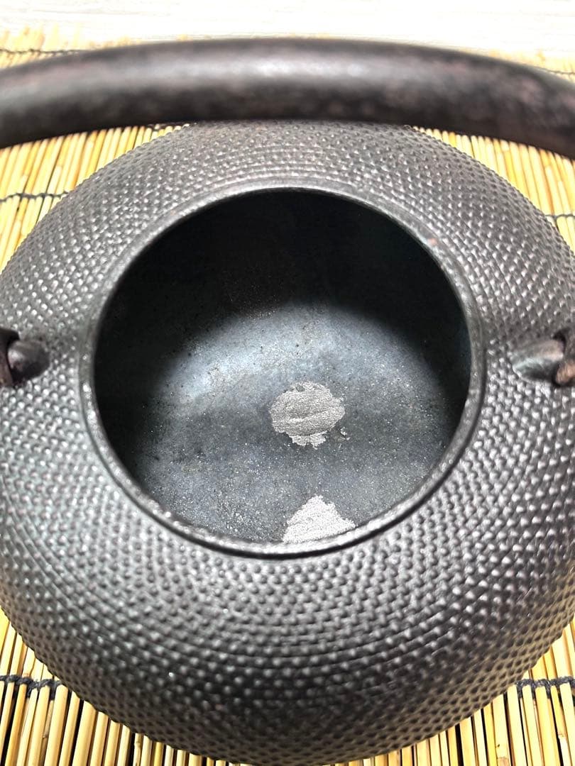 未使用品コンディション、長期保管品　南部利祥銘造１５型アラレ 南部鉄瓶　南部鉄器