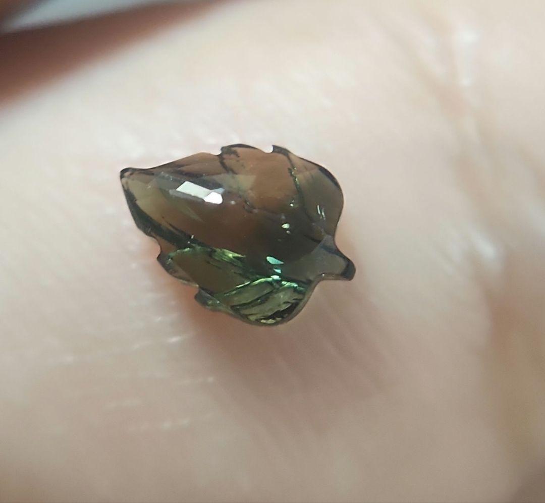 天然バイカラーサファイア リーフカービング