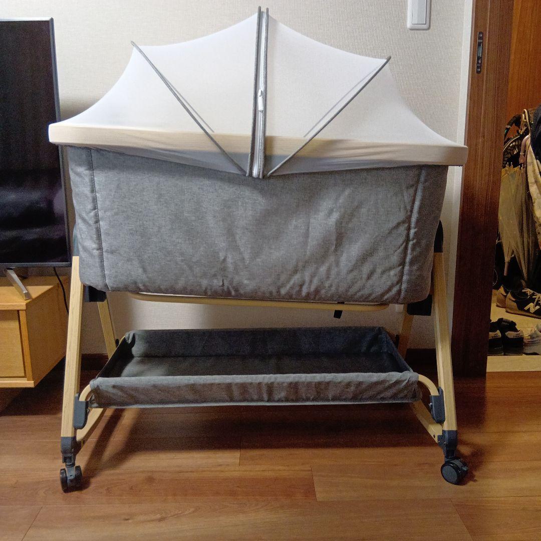 (更に、大幅値下げ)グレーの折りたたみベビーベッド
