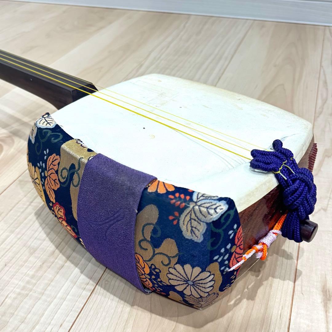 【高級】　中棹三味線　子持ち綾杉胴　紅木　トチ有り　2本溝　金細　K刻印　鼈甲撥