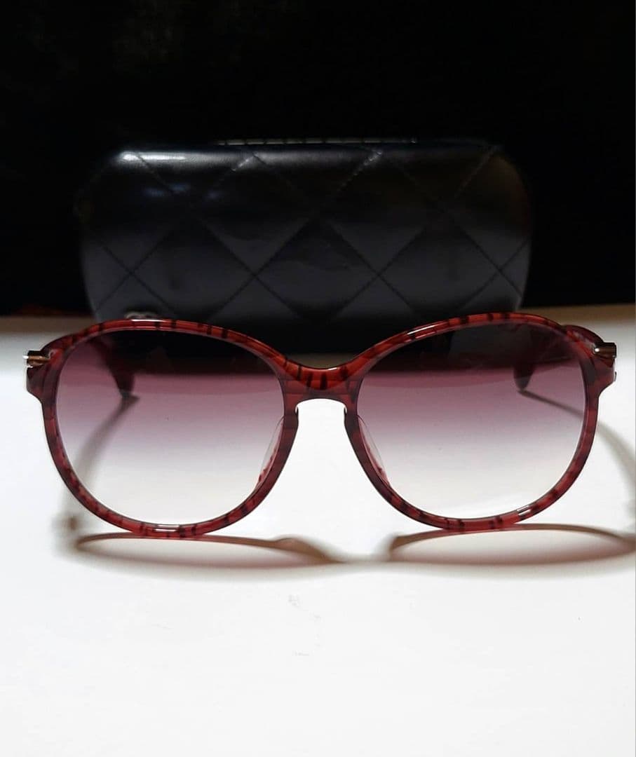 ◆CHANEL　シャネル◆ロゴ付き　サングラス　ケース付き