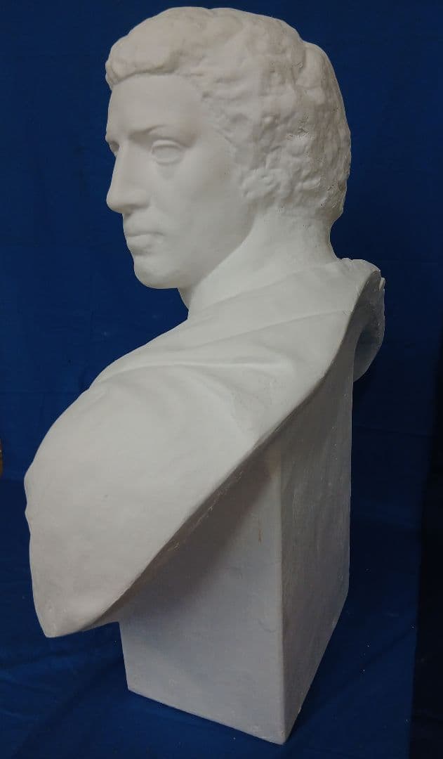 ブルータス胸像。(85cm)