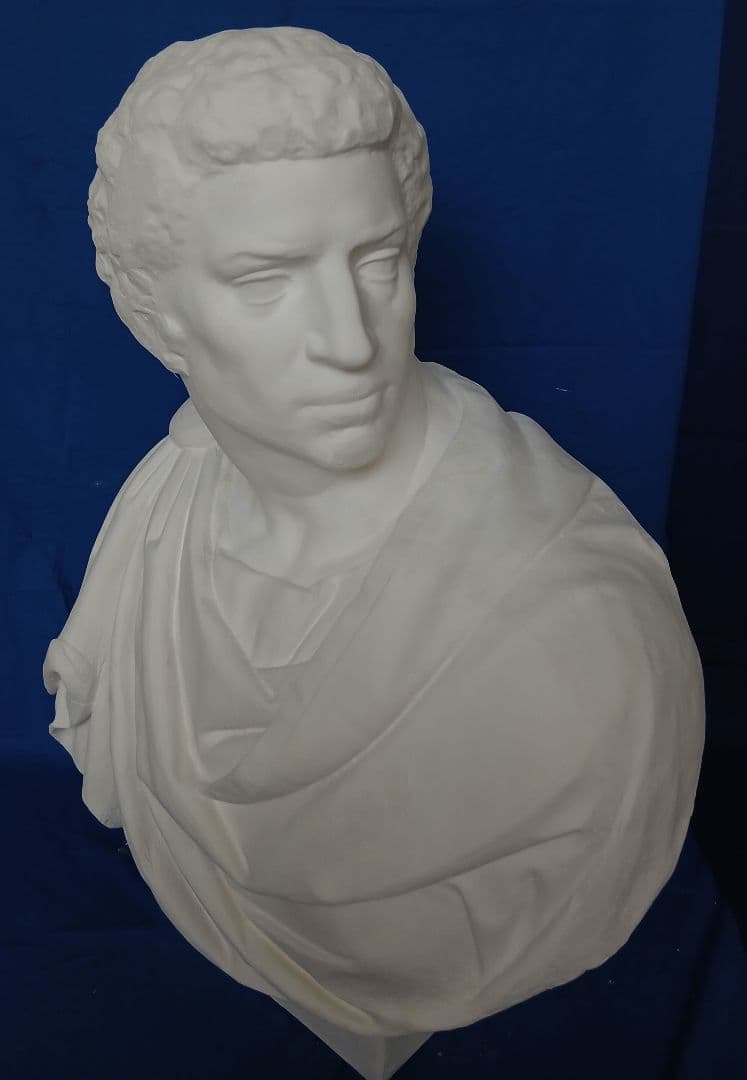 ブルータス胸像。(85cm)